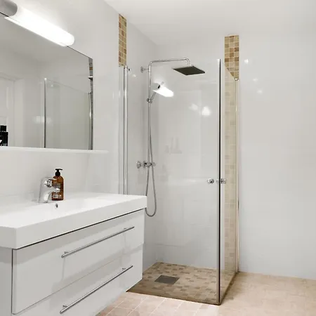 度假居 En Perle Pa Gjovik, Naer Populaer Ved Mjosa 约维克